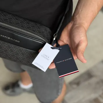 Сумка Чоловіча Tommy Hilfiger Embossed Flag Crossbody Camera Bag Black AM0AM14297-BDS