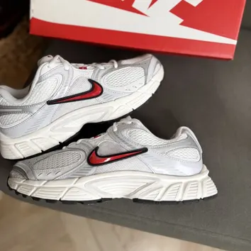 Кросівки Жіночі Nike V5 RNR Summit White/Platinum Tint/Photon Dust/Fire Red HJ5228-105