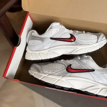 Кросівки Жіночі Nike V5 RNR Summit White/Platinum Tint/Photon Dust/Fire Red HJ5228-105