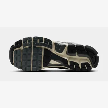 Кросівки Чоловічі Nike Zoom Vomero 5 Black/Metallic IM3486-001